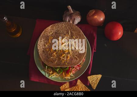 Quesadilla mit Tomaten und Olivenöl, Pfeffer und Knoblauch Stockfoto