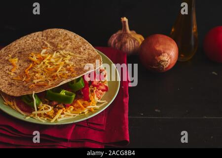 Quesadilla mit Tomaten und Olivenöl, Pfeffer und Knoblauch Stockfoto