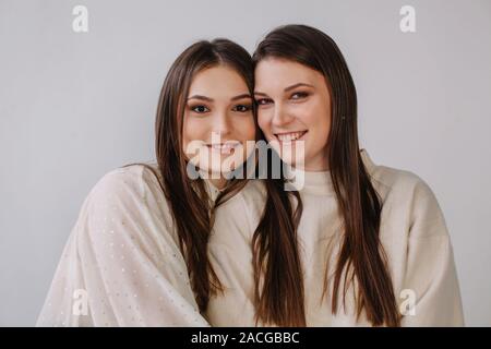 Portrait von zwei lächelnde Schwestern Stockfoto