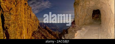 Grand Canyon moonlight Blick vom 2. Tunnel der Bright Angel Trail, Arizona, USA Stockfoto