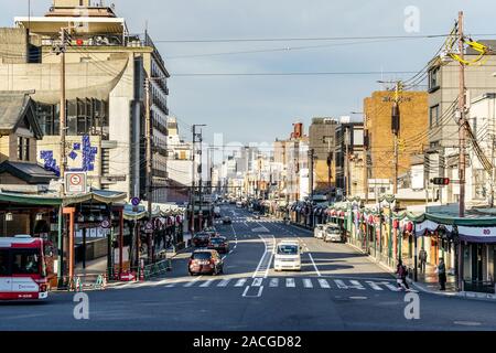 Shijo-dori Avenue und Higashioji dori Avenue Kreuzung in Gion, Kyoto, Japan Stockfoto