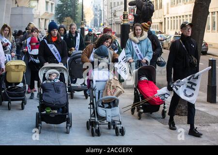 London, Großbritannien. 2. Dezember, 2019. Klima Aktivist Mütter von XR Familien gehen Sie mit ihren Babys zwischen dem Sitz der Konservativen Partei und Partei der Arbeit als Teil einer roving Krankenschwester - in zu verlangen, dass alle politischen Parteien das Klima und ökologische Not in den Mittelpunkt ihrer allgemeinen Wahlkämpfen. Credit: Mark Kerrison/Alamy leben Nachrichten Stockfoto