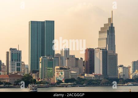 Ho Chi Minh City, Vietnam - 13. März 2019: Sonnenuntergang Himmel geschossen über Song Sai Gon Fluss und Teil der Promenade mit ihren hohen Gebäuden, Hotels, Restaurants Stockfoto