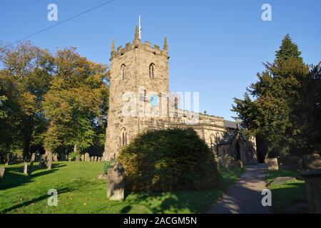 Die Pfarrkirche von St. Lawrence in Eyam in Derbyshire England, England, englisches Landdorf Kirche Grad II* denkmalgeschütztes Gebäude Stockfoto