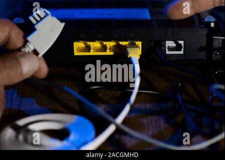 Einrichten der Verkabelung Kabel Netzwerk Internet Router Stockfoto