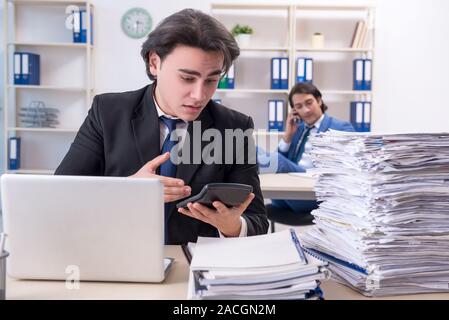 Die beiden männlichen Kollegen mit übermäßiger Arbeit unzufrieden Stockfoto