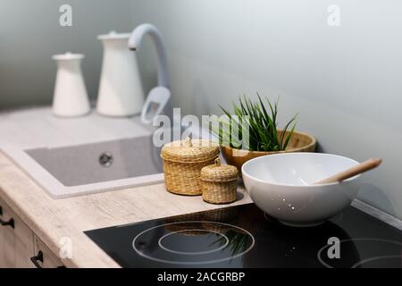 Moderne Küche mit schwarzem Glas Elektroherd. Selektive konzentrieren. Stockfoto