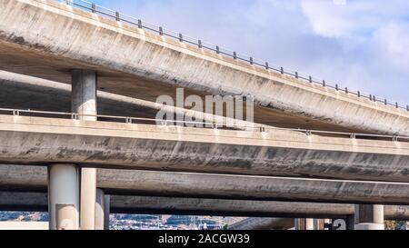 Nahaufnahme der konkreten Rampen aus einem mehrschichtigen Autobahnanschlussstelle in der San Francisco Bay Area, Kalifornien Stockfoto