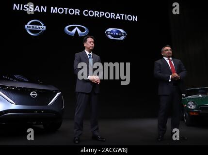 Yokohama, Japan. 2. Dez, 2019. Japans Automobilindustrie riesige Nissan Motor neuer COO Ashwani Gupta (R) spricht vor der Presse am Firmensitz in Yokohama, Vorort von Tokio am Montag, 2. Dezember 2019. Makoto Uchida (L) wurde der neue CEO, während Jun Seki vice COO am 1. Dezember war. Credit: Yoshio Tsunoda/LBA/Alamy leben Nachrichten Stockfoto