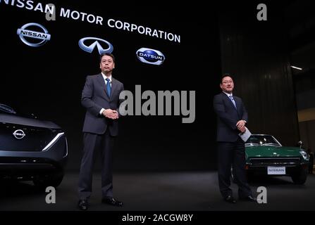 Yokohama, Japan. 2. Dez, 2019. Japans Automobilindustrie riesige Nissan Motor neuer Vice COO Jun Seki (R) spricht vor der Presse am Firmensitz in Yokohama, Vorort von Tokio am Montag, 2. Dezember 2019. Makoto Uchida (L) wurde der neue CEO während Ashwani Gupta COO am 1. Dezember war. Credit: Yoshio Tsunoda/LBA/Alamy leben Nachrichten Stockfoto