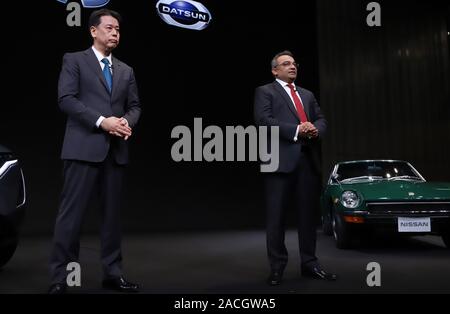 Yokohama, Japan. 2. Dez, 2019. Japans Automobilindustrie riesige Nissan Motor neuer COO Ashwani Gupta (R) spricht vor der Presse am Firmensitz in Yokohama, Vorort von Tokio am Montag, 2. Dezember 2019. Makoto Uchida (L) wurde der neue CEO, während Jun Seki vice COO am 1. Dezember war. Credit: Yoshio Tsunoda/LBA/Alamy leben Nachrichten Stockfoto