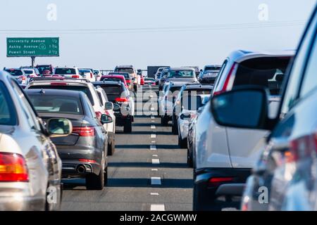 Starker Verkehr auf den Autobahnen Kreuzung Osten San Francisco Bay Area; Stockfoto