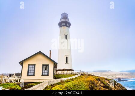 Historische Pigeon Point Lighthouse am Pazifischen Ozean Küste an einem nebligen Tag, Kalifornien; Pigeon Point Lighthouse (Baujahr 1871) und das Land aroun Stockfoto