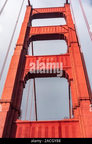 In der Nähe der Golden Gate Bridge Pylon; Golden Gate Bridge ist eine Hängebrücke überspannt die Golden Gate, die eine Meile - breite Meerenge zwischen San Fran Stockfoto