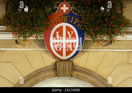 Lugano, Tessin, Schweiz - 17 August 2019: Bild der Wappen der Stadt Lugano hängen am Eingang der Stadt Halle an der Piazza Riform Stockfoto