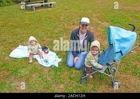 Mom gerade ihre Zwillinge in den Park am Cape Arago State Park in Oregon Stockfoto