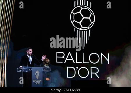 Paris, Frankreich. 2. Dez, 2019. Barcelonas Argentinischer vorwärts Lionel Messi spricht während des Ballon d'Or 2019 Preisverleihung im Theatre du Chatelet in Paris, Frankreich, 2. Dezember, 2019. Credit: Aurelien Morissard/Xinhua/Alamy leben Nachrichten Stockfoto