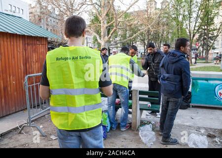 Belgrad, SERBIEN - April 2, 2016: Freiwillige von der NRO Flüchtlingshilfe Serbien stand vor der Flüchtlinge aus Syrien und Afghanistan Hilfe erhalten und Stockfoto