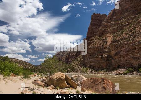 Die Klippen von Split Berge Canyon auf dem Green River im Dinosaur National Monument in Utah. Stockfoto