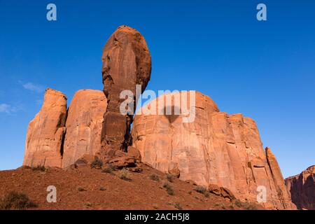 Ein Heißluftballon wirft einen Schatten auf Camel Butte im Monument Valley Ballon Festival im Monument Valley Navajo Tribal Park in Arizona. Die Mon Stockfoto