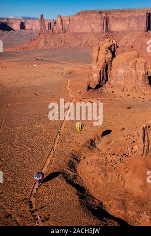 Eine Luftaufnahme Heißluftballons starten im Monument Valley Ballon Festival im Monument Valley Navajo Tribal Park in Arizona. Stockfoto