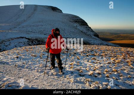 Walker auf der Carmarthen Ventilator im Schnee, South Wales Stockfoto