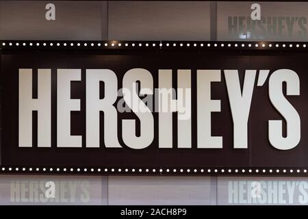 Hershey, PA/USA, 26. November 2019: Der ikonischen Hershey Logo Zeichen auf dem Display in der Schokolade weltweit. Stockfoto