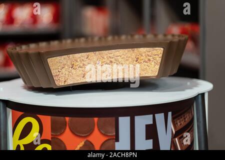 Hershey, PA/USA - November 26, 2019: Ein großer Reese's Peanut Butter Cups ist in Hershey's Chocolate World. Stockfoto