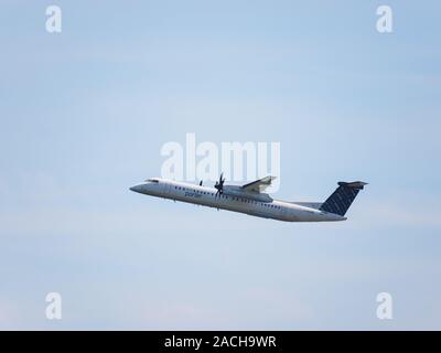 Air Canada Express De Havilland Canada Dash 8-400 Passagierflieger fliegen. Stockfoto