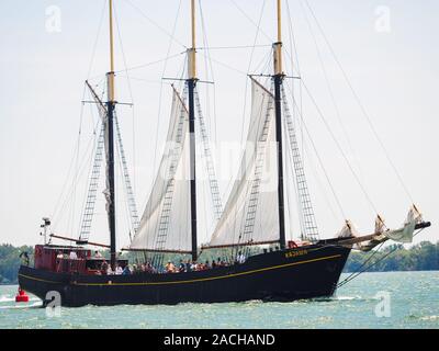 Dreimastige Schiffe Kajama-Schoner, die auf dem Ontario See segeln und Passagiere befördern. Stockfoto