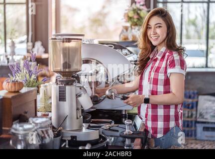 Frau Kaffee Vorbereitung mit der Maschine in einem Cafe Stockfoto