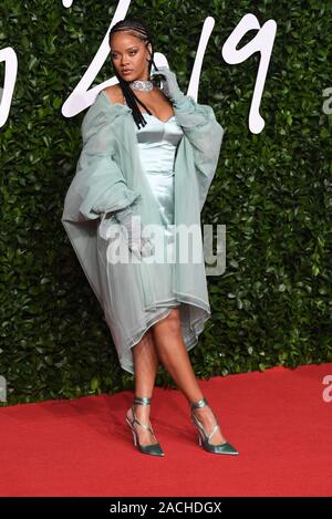 London, Großbritannien. 02 Dez, 2019. Barbadian singer Rihanna besucht die Fashion Awards in der Royal Albert Hall in London am 2. Dezember 2019. Foto von Rune Hellestad/UPI Quelle: UPI/Alamy leben Nachrichten Stockfoto