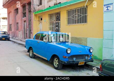Antike blaues Auto in Havanna, Kuba Stockfoto