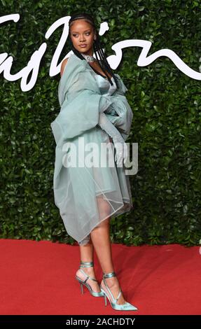 London, Großbritannien. 02 Dez, 2019. Barbadian singer Rihanna besucht die Fashion Awards in der Royal Albert Hall in London am 2. Dezember 2019. Foto von Rune Hellestad/UPI Quelle: UPI/Alamy leben Nachrichten Stockfoto