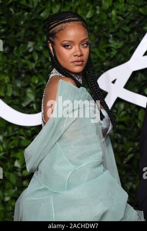 London, Großbritannien. 02 Dez, 2019. Barbadian singer Rihanna besucht die Fashion Awards in der Royal Albert Hall in London am 2. Dezember 2019. Foto von Rune Hellestad/UPI Quelle: UPI/Alamy leben Nachrichten Stockfoto