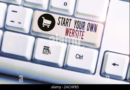 Handschrift text Starten Sie Ihre eigene Website. Konzeptionelle Foto dienen als Erweiterung einer Business Card eine persönliche Website Weiß pc-Tastatur mit leeren Anmerkung Pape Stockfoto
