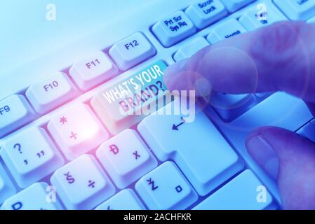 Wort Schreiben von Text, was Ihre Marke Frage. Business Foto zur Schau stellen Fragen über das Produkt Logo hat oder was Sie Weiß pc-Tastatur kommunizieren mit Stockfoto