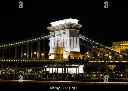 Nachtansicht von Széchenyi Kettenbrücke über die Donau verbindet Buda und Pest, Budapest, Ungarn Stockfoto