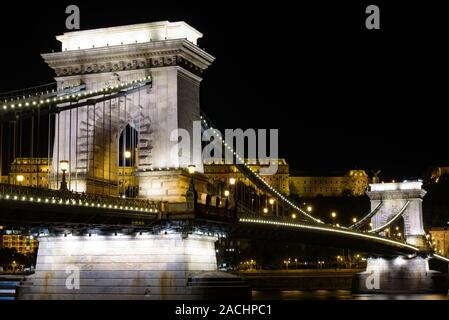 Nachtansicht von Széchenyi Kettenbrücke über die Donau verbindet Buda und Pest, Budapest, Ungarn Stockfoto