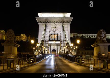 Nachtansicht von Széchenyi Kettenbrücke über die Donau verbindet Buda und Pest, Budapest, Ungarn Stockfoto