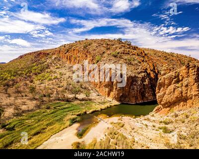 Glen Helen Gorge und die Umgebung von Glen Helen Lodge von einer Antenne Perspektive berücksichtigt. Northern Territory, Australien Stockfoto