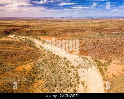 Die leeren Finke River in entlegenen Outback Australien. Diese Antenne Bild wurde in der Nähe von Glen Helen Gorge, Northern Territory, Australien. Stockfoto