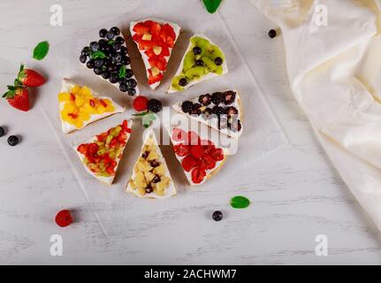 Verschiedene leckere Kuchen schön mit frischen Beeren auf weißem Hintergrund Stockfoto