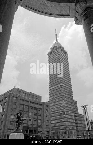 Die Lateinamerikanischen Turm Torre Latinoamericana vom Palacio de Bellas Artes in Mexiko-Stadt, Mexiko Stockfoto