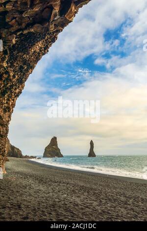 Sand Strand Reynisfjara (Schwarz) und Reynisdrangar (Basalt sea Stacks) in der Stadt von Vik. Im südlichen Island Stockfoto