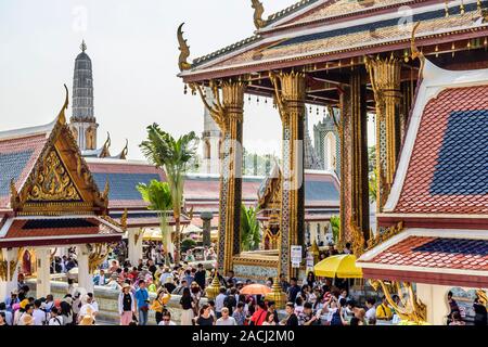 Bangkok, Thailand - 17. November 2019: Touristen im Grand Palace eine bekannte touristische Destination mit dem Tempel des Smaragd-Buddha.