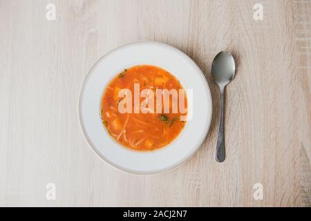 Schüssel Tomaten Suppe auf einem weißen Hintergrund. Stockfoto