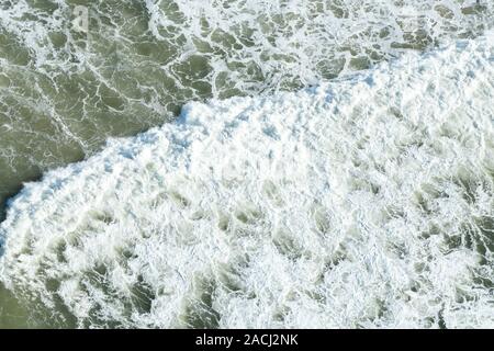 Schönheit in der Natur, Schaum Schaum der brechenden Welle, Luftaufnahme, Seascape, Surf Zone der Strand von Durban, Südafrika, high key Stockfoto