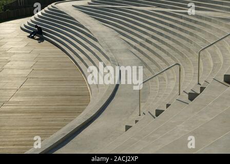 Durban, Südafrika, Menschen, Stadtbild, alleinstehenden Mann sitzt auf Betontreppen, Point Beach Promenade, Golden Mile, Stadt, Silhouette Stockfoto