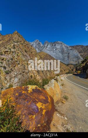 Blick entlang der Kings Canyon Scenic Byway, SR 180, durch Giant Sequoia National Monument, Sequoia National Forest, Kalifornien, USA Stockfoto